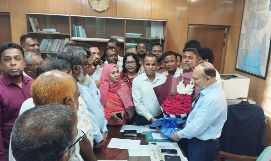 জনপ্রশাসন মন্ত্রণালয়ের এপিডিকে ফুলেল শুভেচ্ছা দিয়ে অভিনন্দন ও কৃতজ্ঞতা জানানো হয়